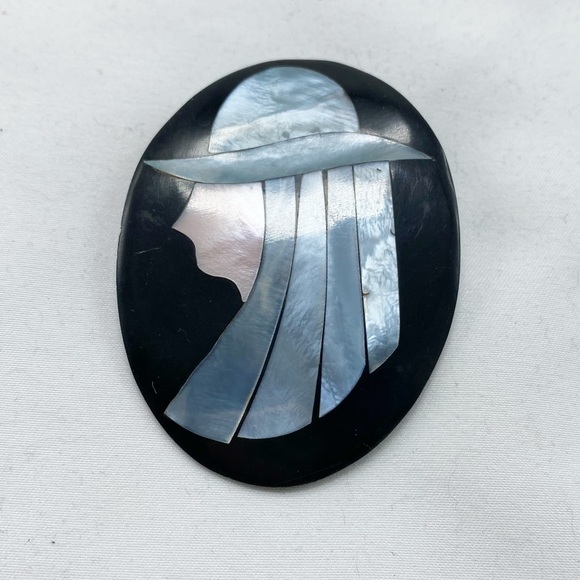 Vintage Art Deco Mother of Pearl Inlay Lady with Hat Brooch Pin Black - Picture 1 of 3